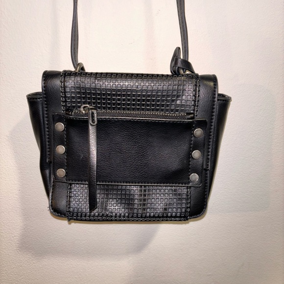 Classic Steve Madden Black Textured Crossbody Bag with Silver Details - Picture 2 of 8